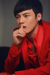 高清图：冯铭潮写真奔放不羁 雅痞范儿造型潮味十足