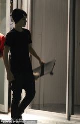 组图：比伯大秀高超滑板技巧耍帅粉丝围观