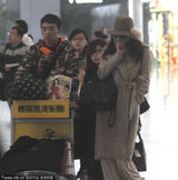 组图：林志玲现身机场似穿睡袍 遮素颜低头疾走