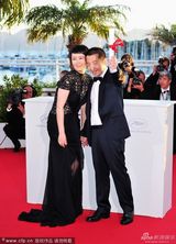 组图：贾樟柯获最佳编剧 与赵涛甜蜜亲吻