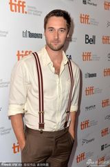 组图：《他和她的情事》杰西卡低胸蓝裙露沟