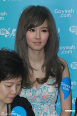 组图：傅颖低胸裙亮相 现场做蛋糕大秀事业线