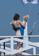 组图：“赫敏”爱玛浴巾裹胸日光浴被扰