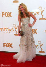 组图：艾美奖红毯 卡特-迪莉金丝长裙花枝乱颤 