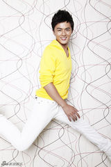 组图：叶祖新最新写真 活泼萌动变暖男