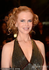 组图：妮可戛纳走红毯 长裙高贵大秀无瑕美背