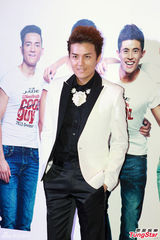 组图：范冰冰助阵COOLGUY 遇痴情粉丝胸前签名