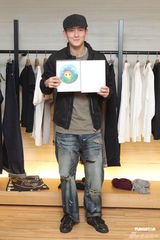 组图：陈冠希举办改版签书会 自曝与女友无结婚打算