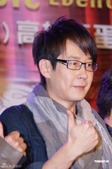 组图：五月天庆电台15周年 Hebe大方送黄金麦