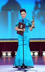 组图：双料影后娜仁花中式民族风展知性美