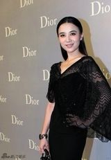 组图：小宋佳与张曼玉同台 从容开场爱其派头