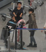 组图：马伊琍带两女现身 大批行李似搬回上海