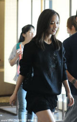 组图：王珞丹短裙秀美腿 懒理与韩寒绯闻心情佳