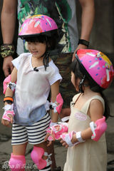 组图：爸爸2任务坑爹 熊爸水中包粽囧态百出