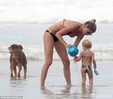 组图：辣妈邦辰比基尼度假 一人抱俩娃变女汉子