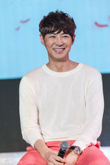 独家：神话JUNJIN空降上海 与粉丝开心互动