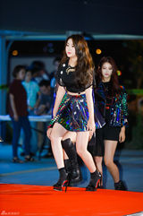 独家：韩女团同场争人气 抛胸露腿抢风头