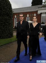 组图：皮特朱莉情侣装恩爱亮相 牵手深情对望