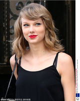 组图：斯威夫特黑色短裙秀长腿 腼腆出街笑不停