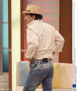 组图：成龙录制《早安英国》 比二卖萌表情多