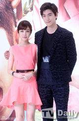 组图：韩星郑有美出席发布会 长裙显优雅