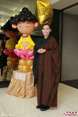 组图：邝美云身穿宗教服 致力于祈福忏悔