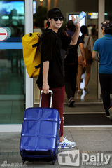 组图：韩星朴珉宇徐康俊休闲装扮现身机场