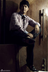 组图：郭晓冬演绎早秋熟男风 深沉内敛不惧皱纹