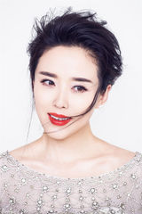 组图：颜丹晨复古造型清新红唇演绎氧气女神