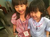 组图：七夕节陆毅一家探班黄磊 贝儿多多好姐妹