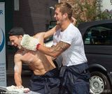 组图：英肌肉猛男化身洗车仔 半裸出镜基情湿身