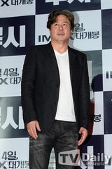 组图：韩星崔岷植携手吕克贝松出席试映会