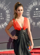 组图：妮娜-杜波夫现身MTV 高开叉深V裙露深沟