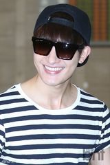 组图：Super Junior-M周觅现身机场 短裤球鞋尽显朝气