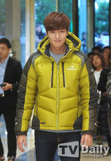 组图：李敏镐亮相粉丝签名会 大炫修长完美身型