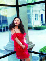 组图：秦岚登时尚杂志封面 坦言生活需要淡定