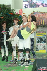 组图：韩团Boyfriend热情跳唱 赞港女眼神美