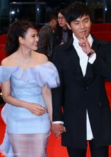 组图：秦昊向伊能静求婚 烟火下甜蜜接吻