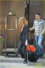 组图：阿尔芭穿衣失败 脚踩平底鞋双腿短小粗壮