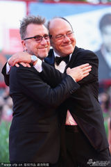 组图：评委维尔多内现身 跪地吻美女作家拉希莉