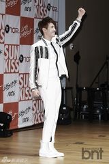 组图：韩团100%回归 变身明朗少年引期待