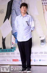 组图：金贤珠出席发布 透视白裙纯美性感