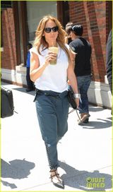 组图：詹妮弗-洛佩兹离婚后亮相 黑超难掩倦容