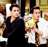 组图：《老友记》乔伊钱德勒重逢 染白发仍恩爱