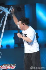 组图：陈奕迅开唱造型似黑山老妖 少说话多唱歌