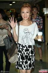 组图：李宗盛桃红衬衫开唱 称林忆莲唱得更好