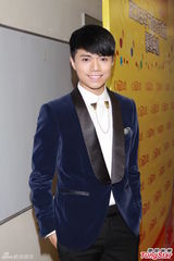 组图：金曲榜颁奖星光黯淡 张敬轩献主持处女秀