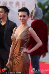 组图：巩新亮深v露乳提裙秀大腿 狼头男造型怪异