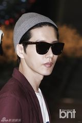 组图：朴海镇亮相机场 休闲装难掩帅气