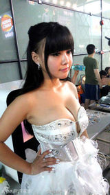 组图：大胸妹纸来啦！CJ胸猛开幕遭戏称硅胶展